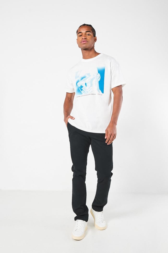 Camiseta manga corta con diseño futurista en frente