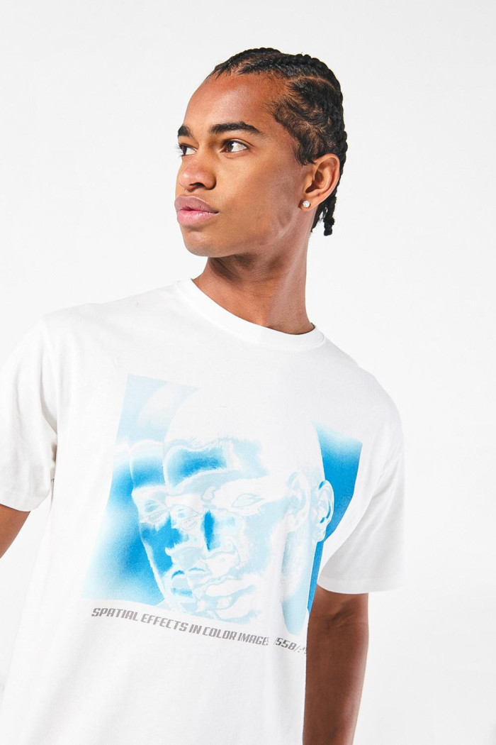Camiseta manga corta con diseño futurista en frente