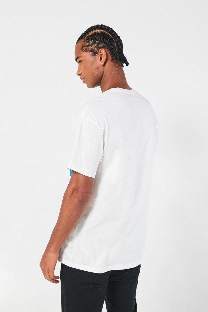Camiseta manga corta con diseño futurista en frente