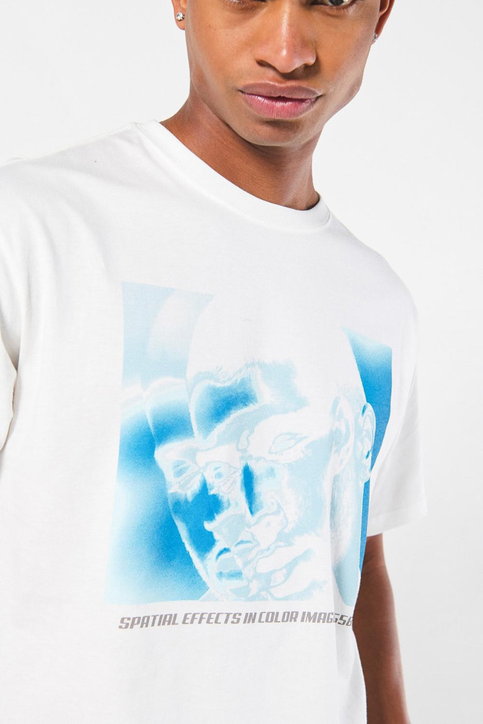 Camiseta manga corta con diseño futurista en frente