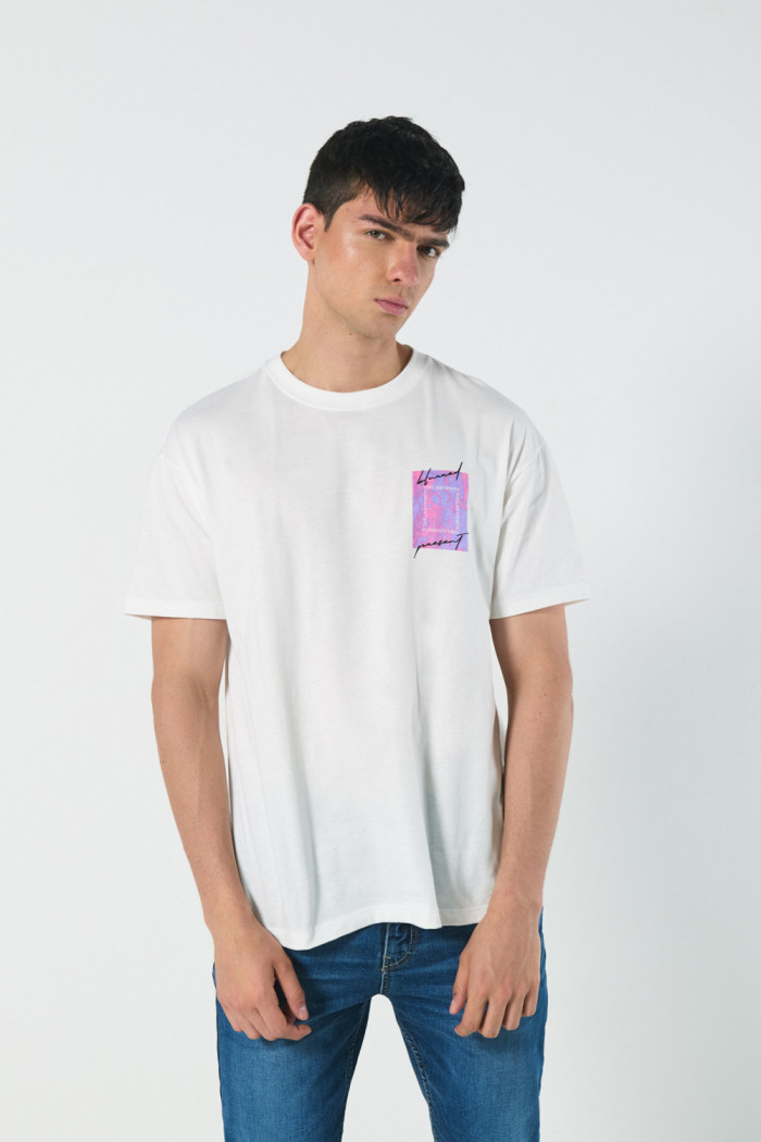 Camiseta cuello redondo unicolor con diseños futuristas