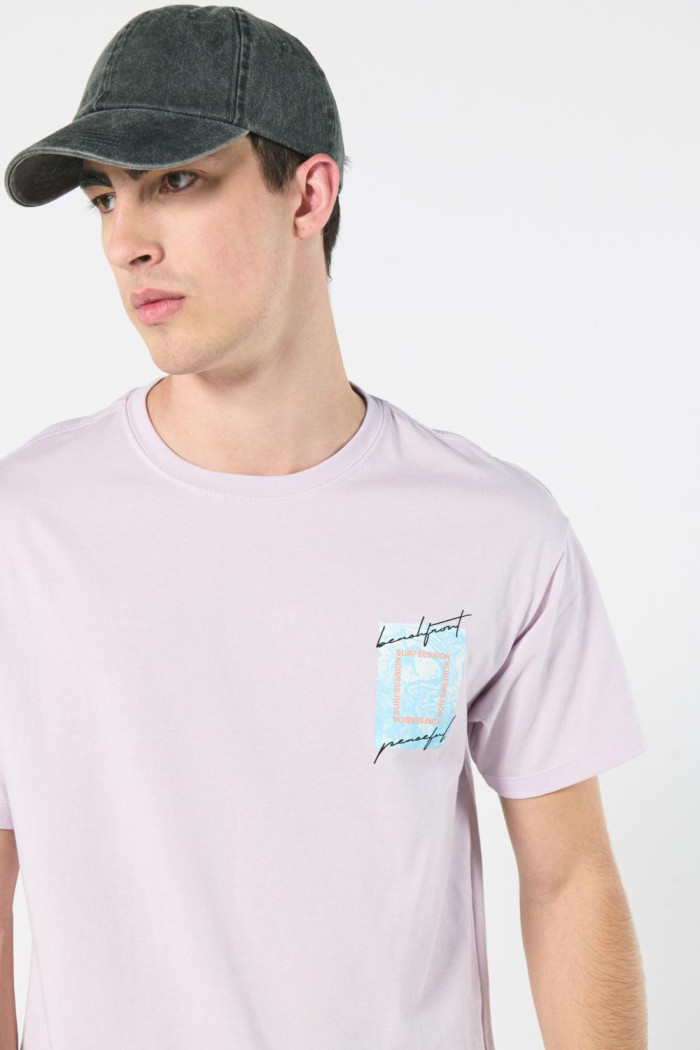 Camiseta cuello redondo unicolor con diseños futuristas