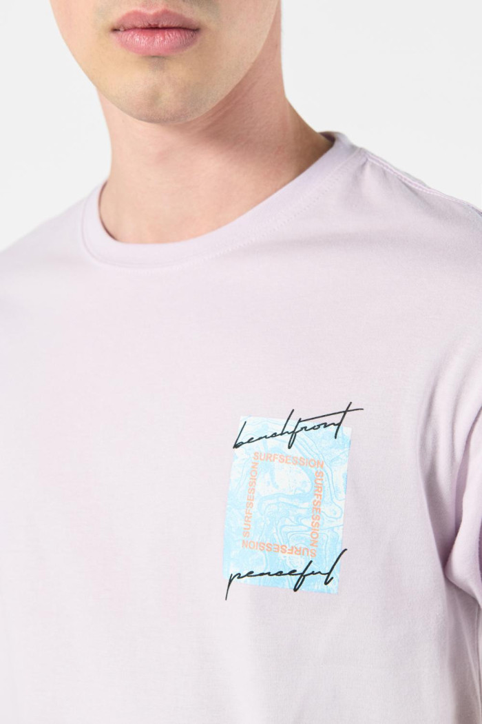 Camiseta cuello redondo unicolor con diseños futuristas