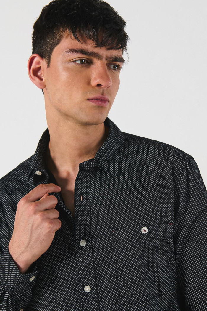 Camisa manga larga negra en algodón con diseños de puntos