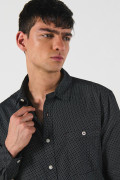 Camisa manga larga negra en algodón con diseños de puntos