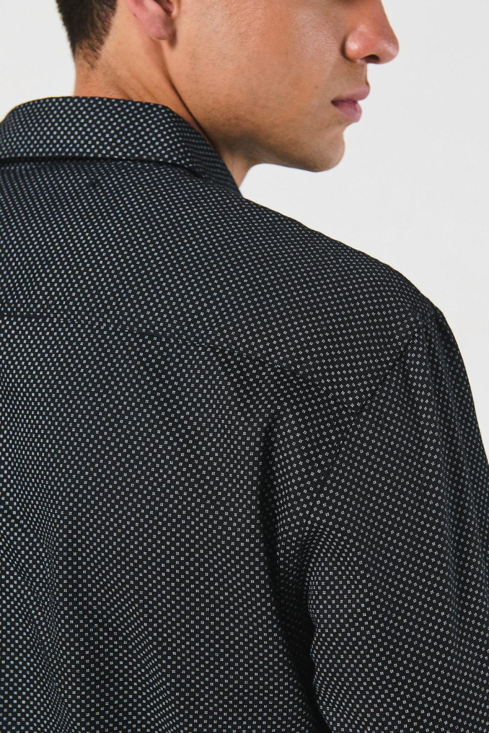 Camisa manga larga negra en algodón con diseños de puntos