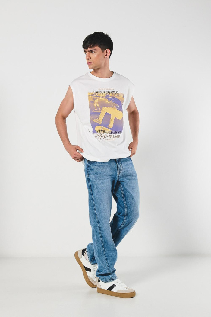Camiseta oversize crema manga sisa con diseños urbanos