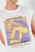 Camiseta oversize crema manga sisa con diseños urbanos