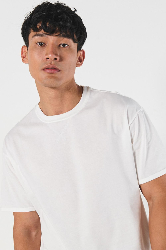 Camiseta unicolor manga corta con costura decorativa
