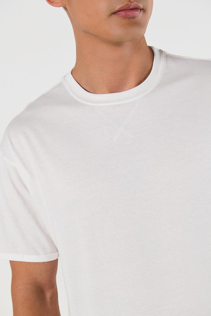 Camiseta unicolor manga corta con costura decorativa