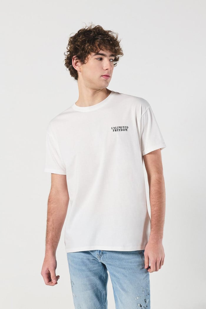 Camiseta cuello redondo unicolor con diseños de paisajes