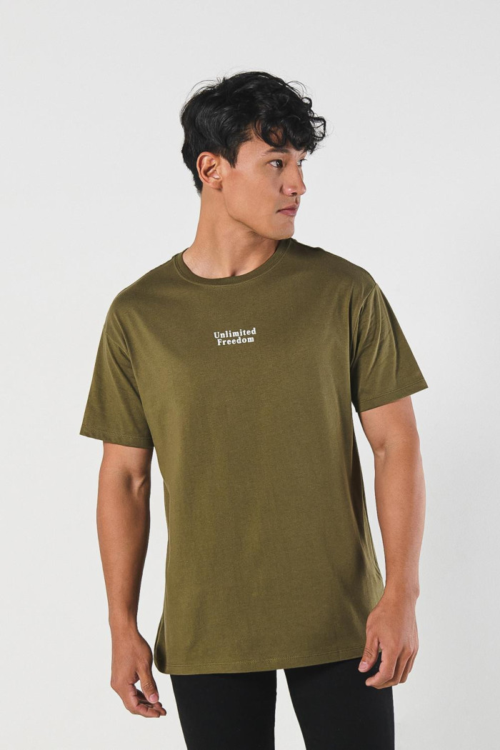 Camiseta cuello redondo unicolor con diseños de paisajes
