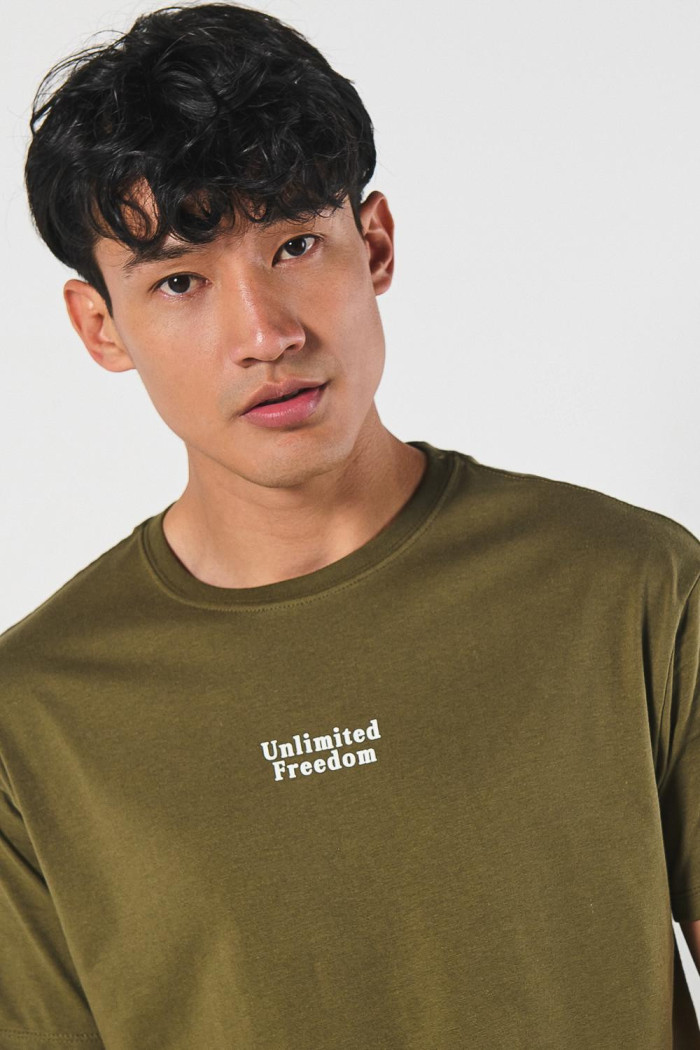 Camiseta cuello redondo unicolor con diseños de paisajes