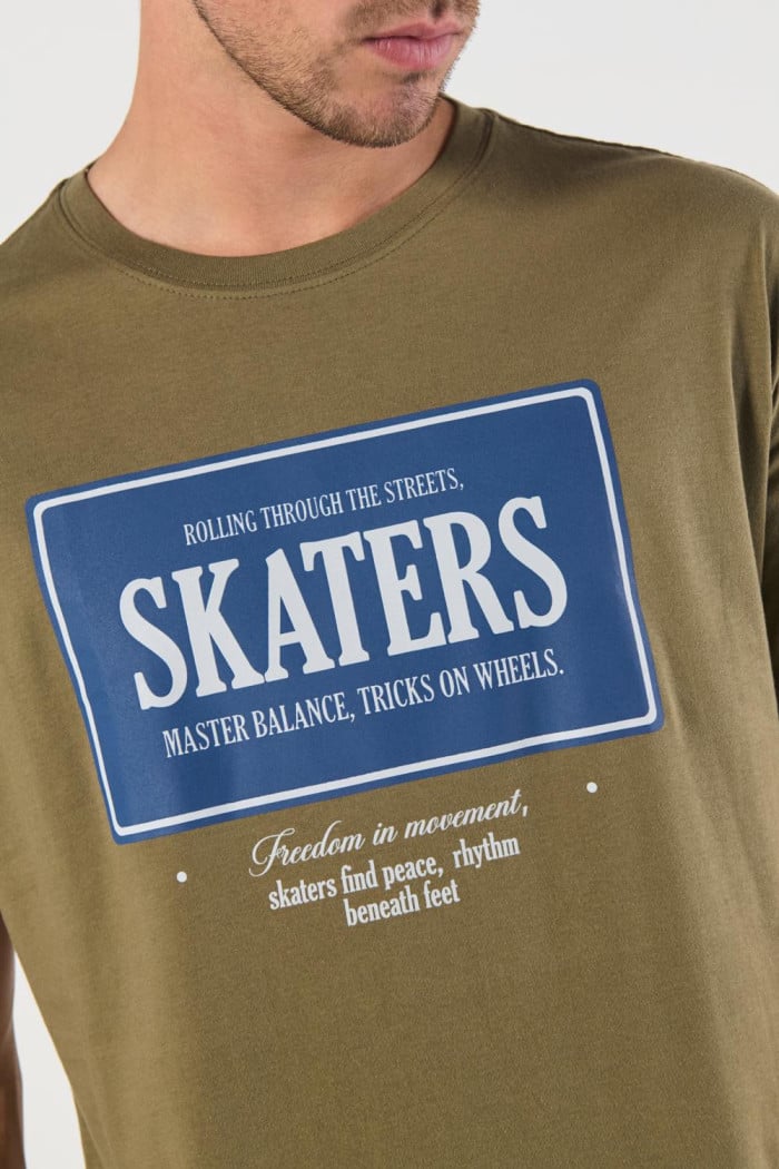 Camiseta unicolor con estampado urbano y manga corta