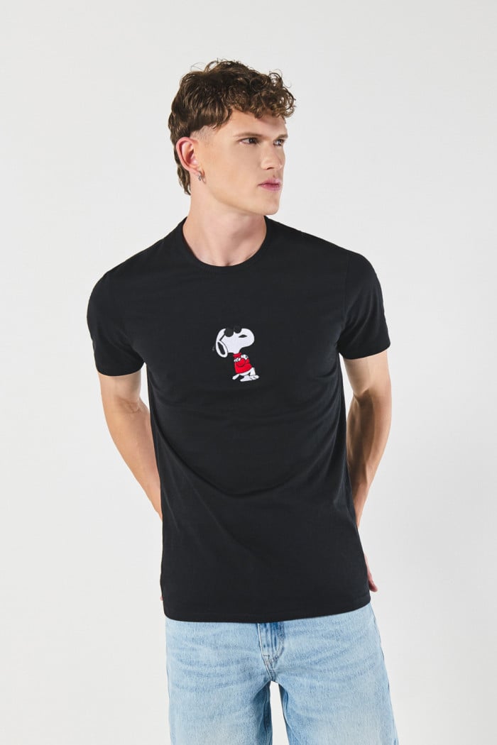 Camiseta cuello redondo unicolor con arte de Snoopy