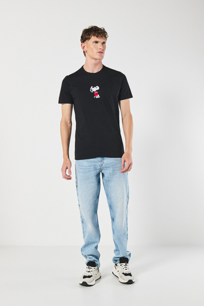 Camiseta cuello redondo unicolor con arte de Snoopy