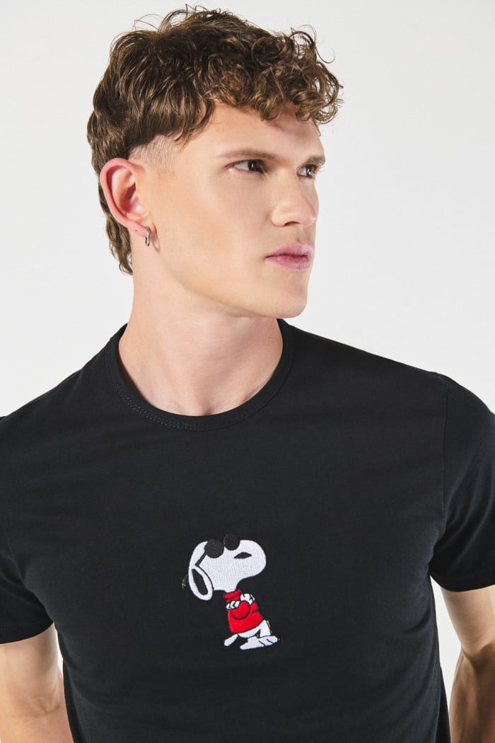 Camiseta cuello redondo unicolor con arte de Snoopy