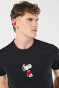 Camiseta cuello redondo unicolor con arte de Snoopy