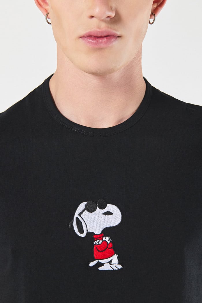 Camiseta cuello redondo unicolor con arte de Snoopy