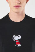 Camiseta cuello redondo unicolor con arte de Snoopy