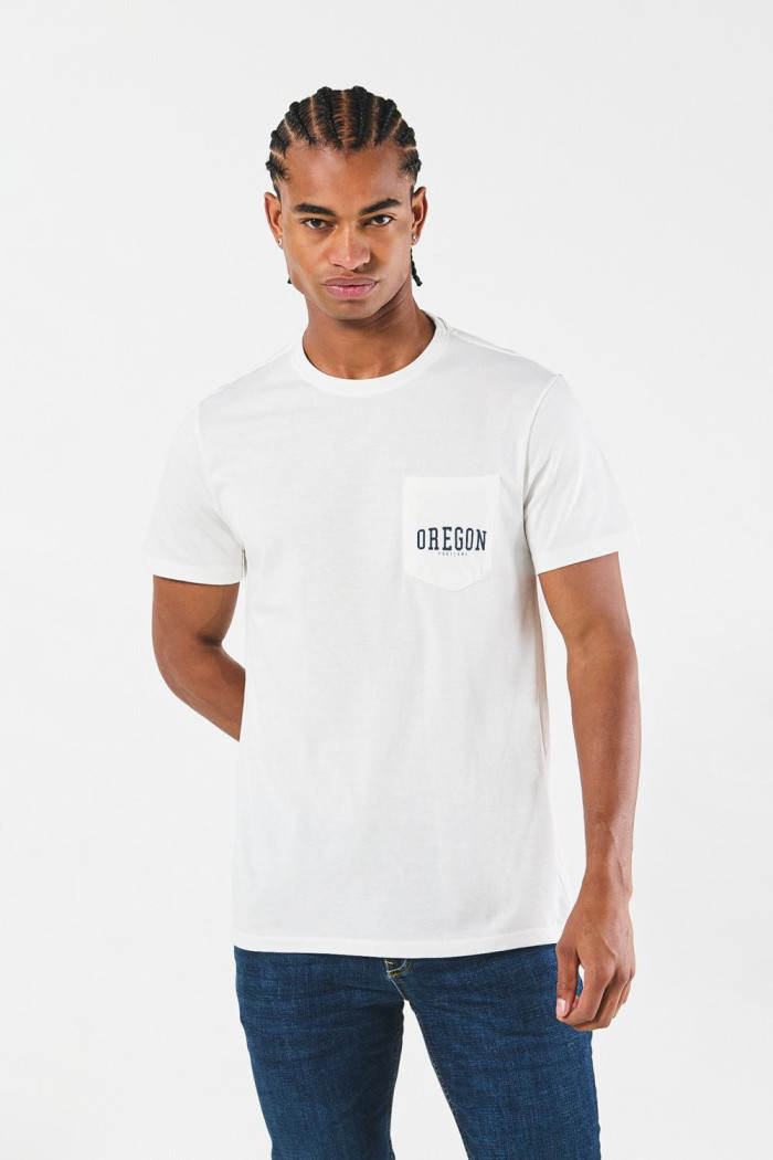 Camiseta unicolor con bolsillo, manga corta y diseño college