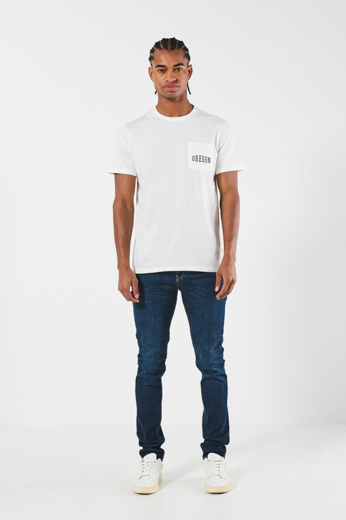 Camiseta unicolor con bolsillo, manga corta y diseño college