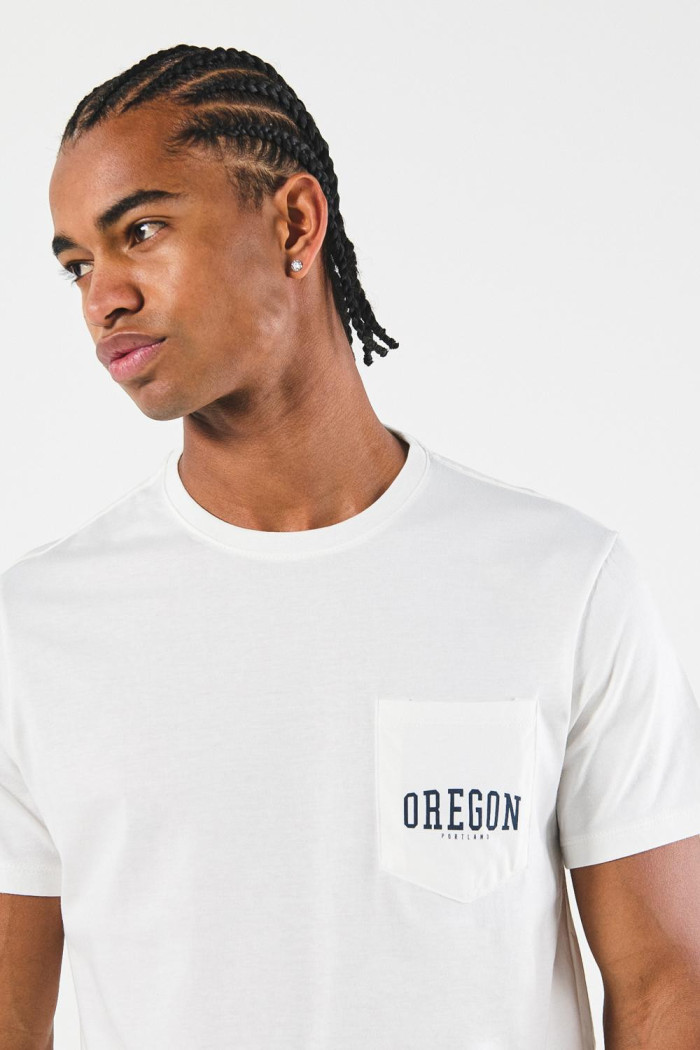 Camiseta unicolor con bolsillo, manga corta y diseño college