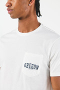 Camiseta unicolor con bolsillo, manga corta y diseño college