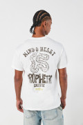 Camiseta crema clara con diseños místicos y manga corta