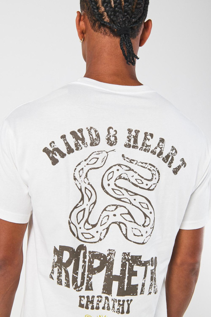 Camiseta crema clara con diseños místicos y manga corta
