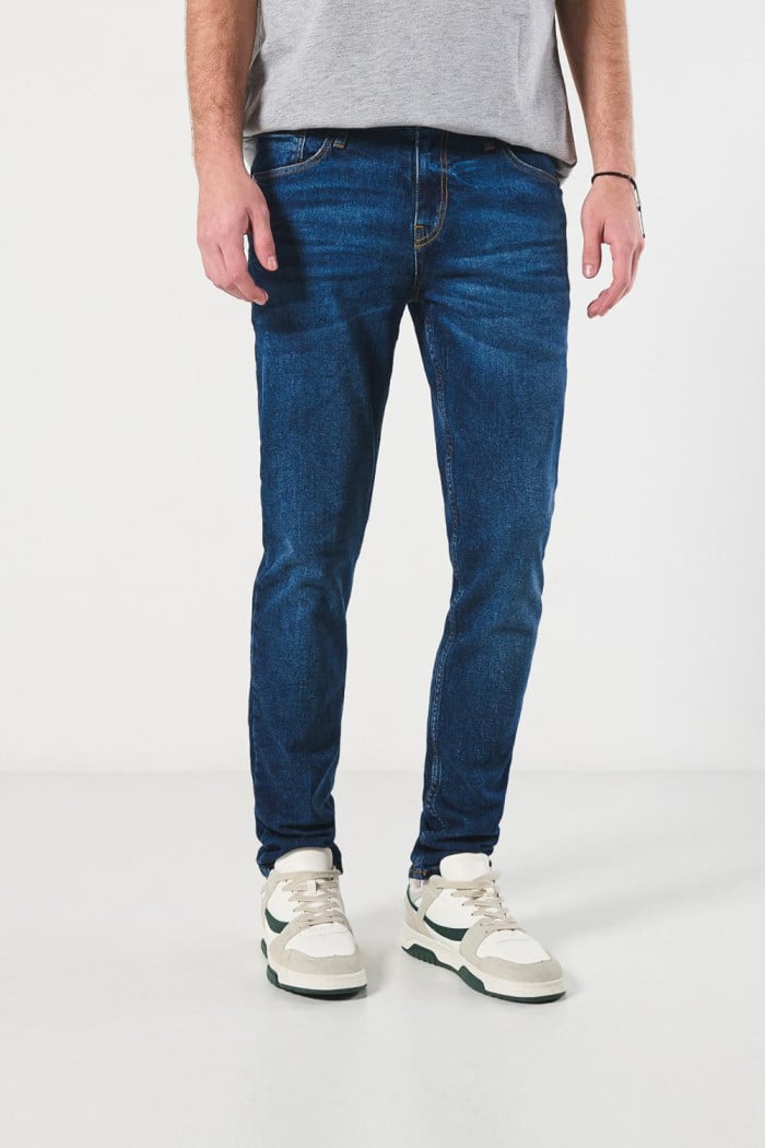Jean slim tiro bajo azul oscuro con 5 bolsillos