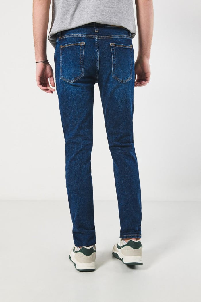 Jean slim tiro bajo azul oscuro con 5 bolsillos