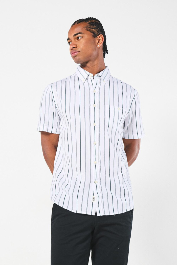 Camisa manga corta unicolor con bolsillo y diseños de rayas
