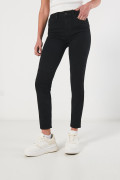 Jean push up negro con realce posterior y tiro alto