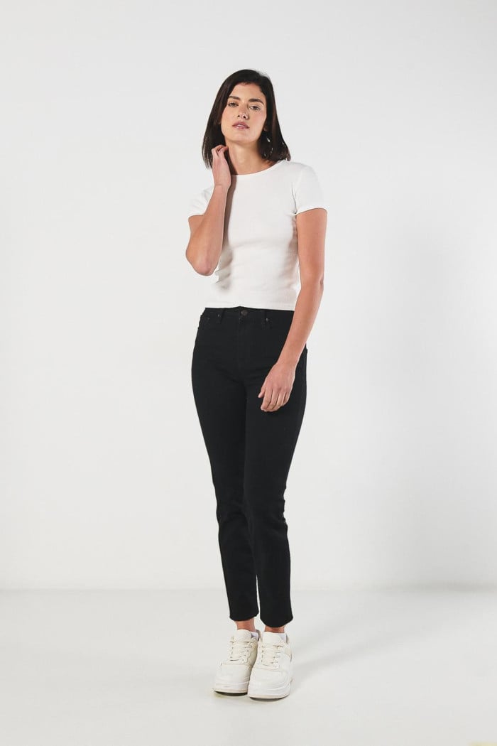 Jean push up negro con realce posterior y tiro alto