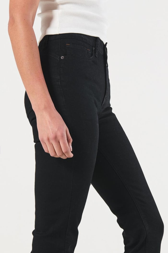 Jean push up negro con realce posterior y tiro alto