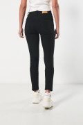 Jean push up negro con realce posterior y tiro alto