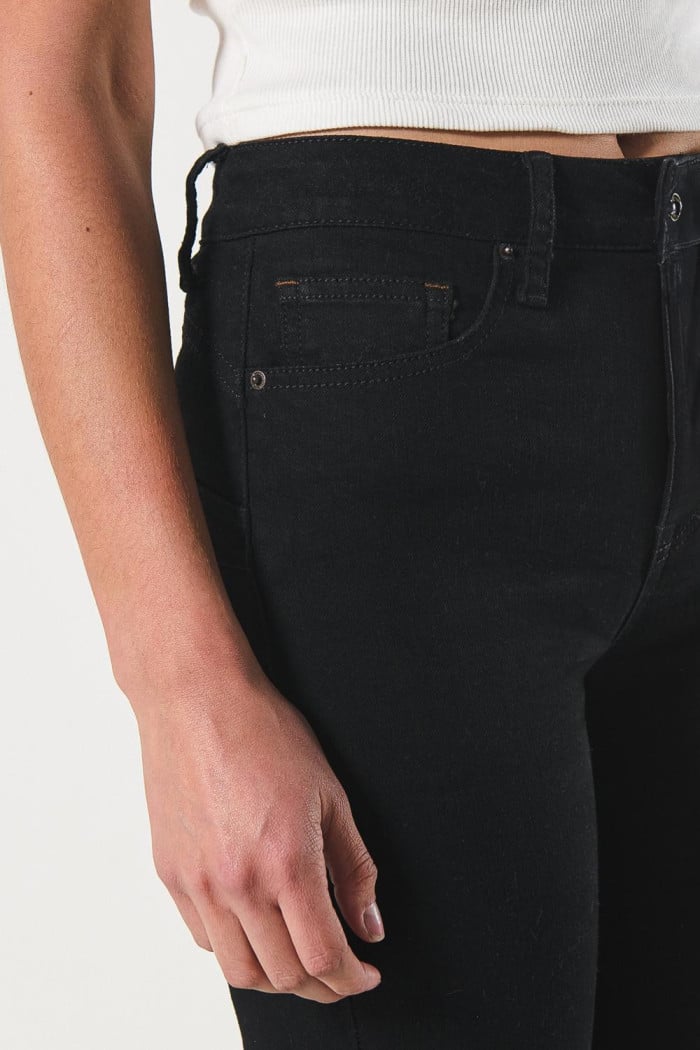 Jean push up negro con realce posterior y tiro alto