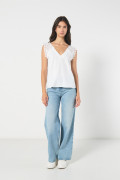 Blusa crema clara con escote en V y hombros en encaje