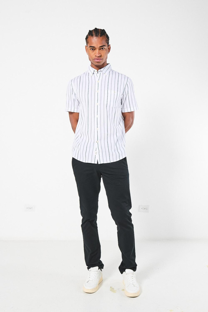 Camisa manga corta unicolor con bolsillo y diseños de rayas