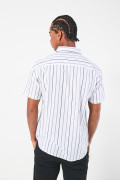 Camisa manga corta unicolor con bolsillo y diseños de rayas