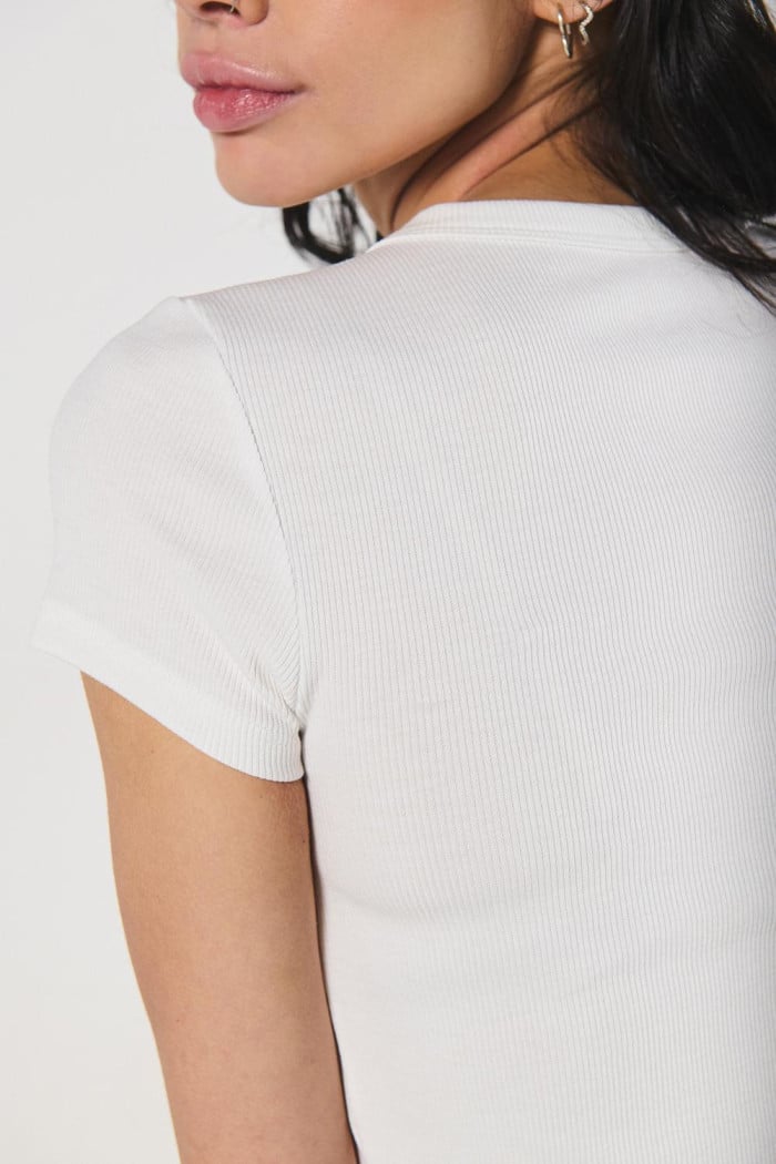 Camiseta unicolor ajustada manga corta con texturas de canal