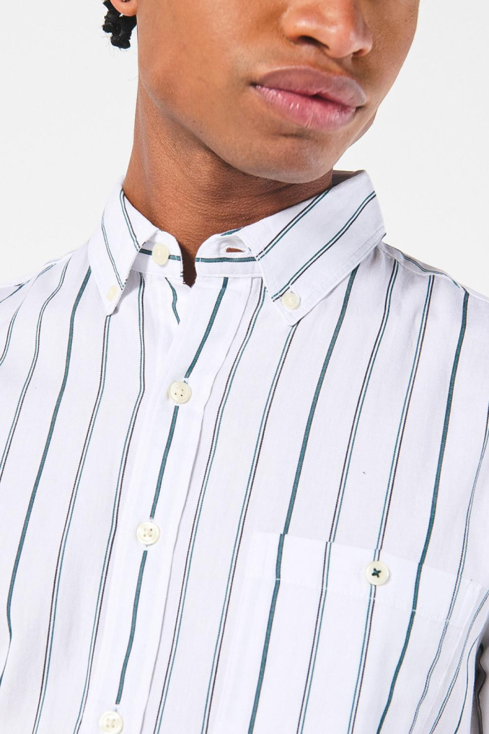 Camisa manga corta unicolor con bolsillo y diseños de rayas