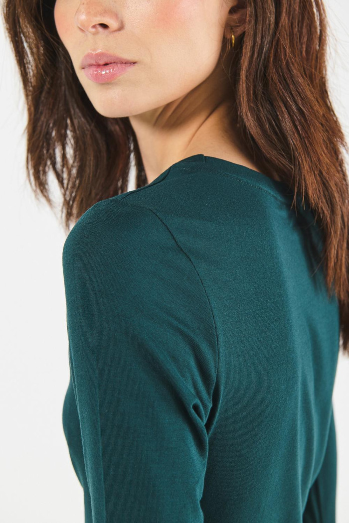 Camiseta unicolor ajustada con manga larga y cuello redondo