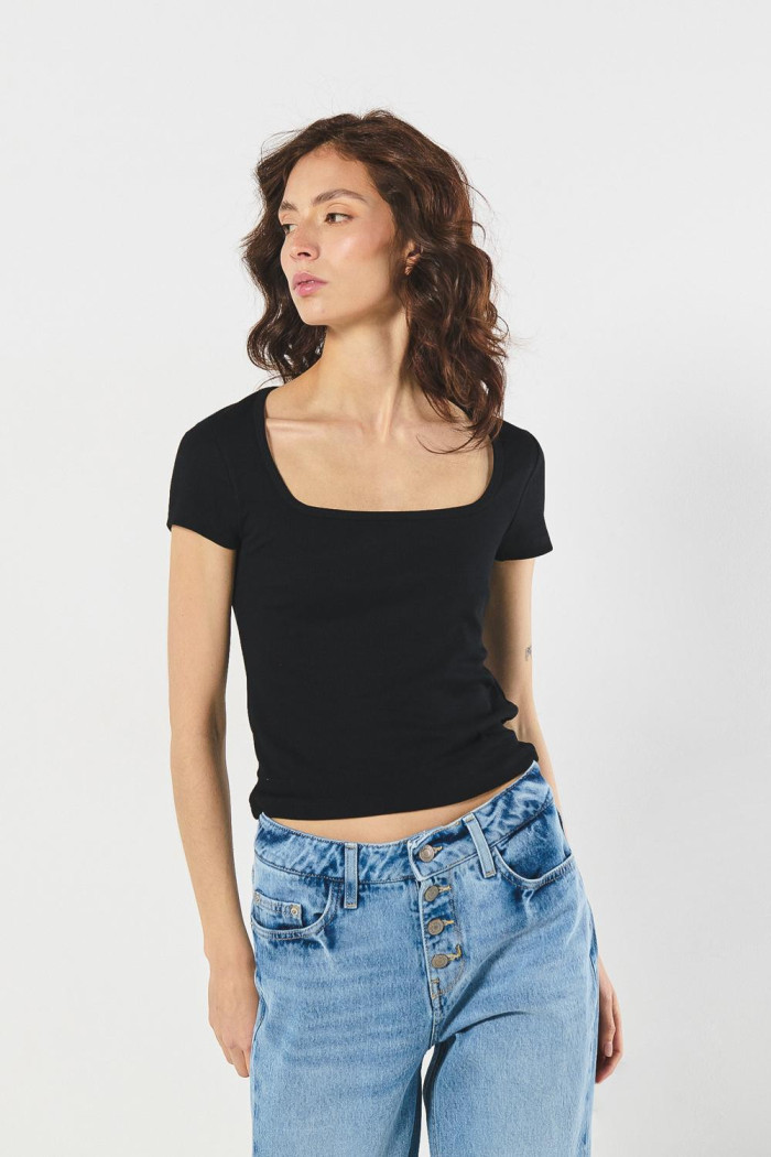 Camiseta ajustada unicolor con escote cuadrado