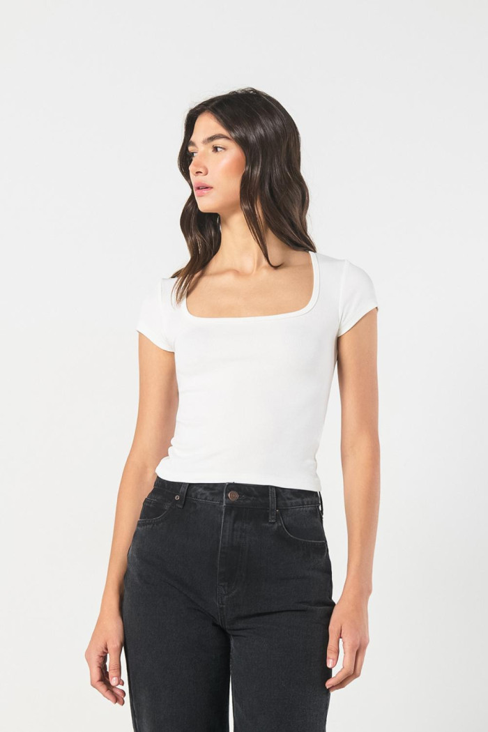 Camiseta ajustada unicolor con escote cuadrado