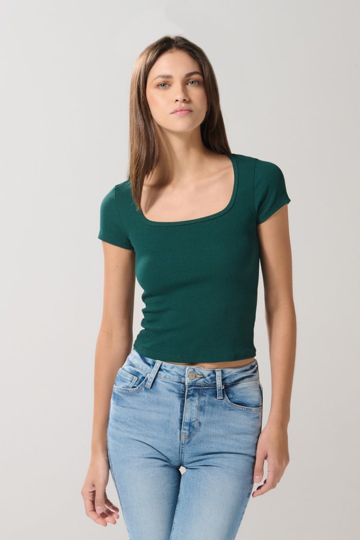 Camiseta ajustada unicolor con escote cuadrado