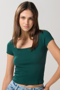 Camiseta ajustada unicolor con escote cuadrado
