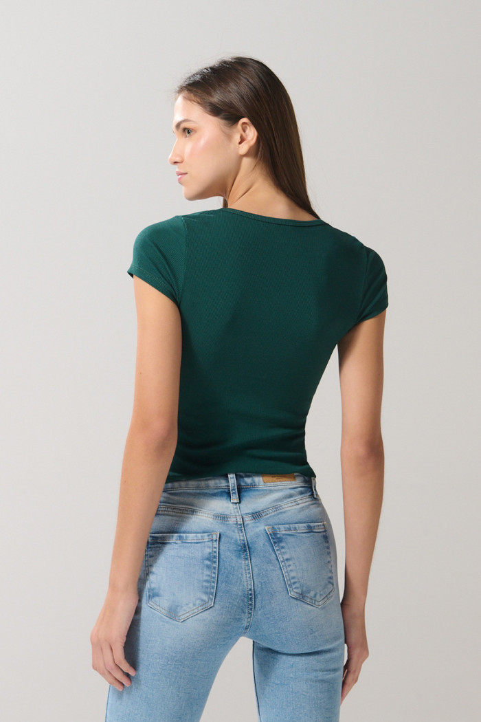 Camiseta ajustada unicolor con escote cuadrado