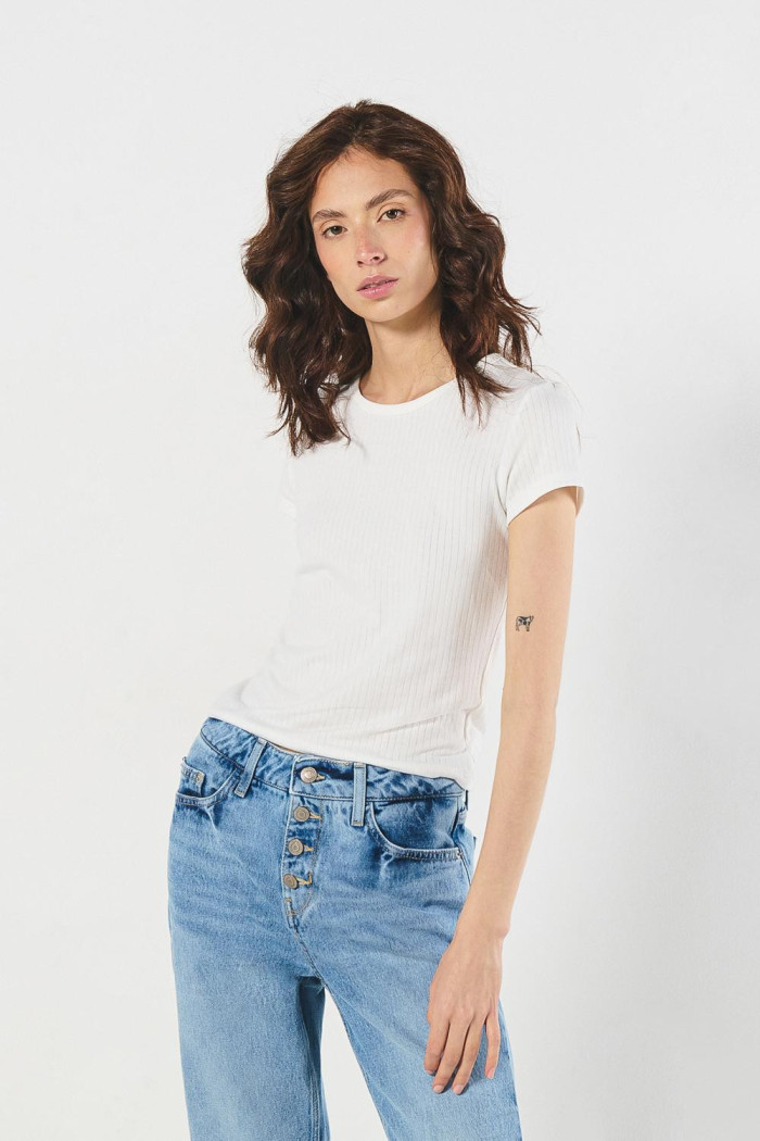 Camiseta unicolor en rib texturizada con manga corta